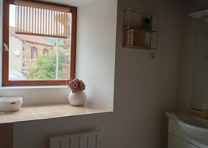 La Chalmette House بيت للعطل Mazeyrat-d'Allier